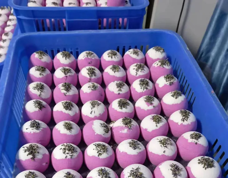 提携工場で作られたドライフラワー入りのバスボム